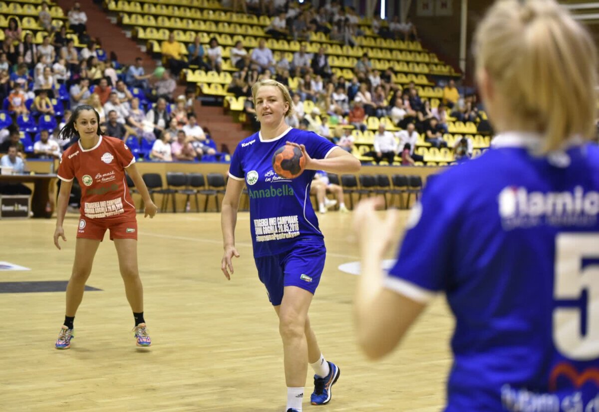 GALERIE FOTO Întâlnire pentru o nouă șansă la viață! Simona Gogârlă și-a jucat meciul de retragere într-o partidă caritabilă