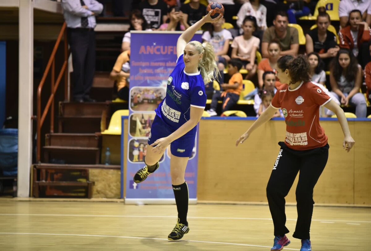 GALERIE FOTO Întâlnire pentru o nouă șansă la viață! Simona Gogârlă și-a jucat meciul de retragere într-o partidă caritabilă