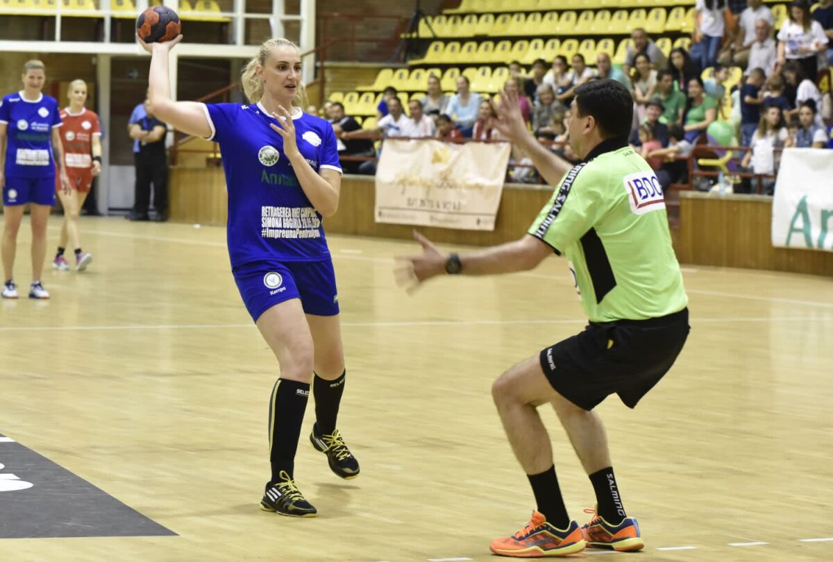 GALERIE FOTO Întâlnire pentru o nouă șansă la viață! Simona Gogârlă și-a jucat meciul de retragere într-o partidă caritabilă