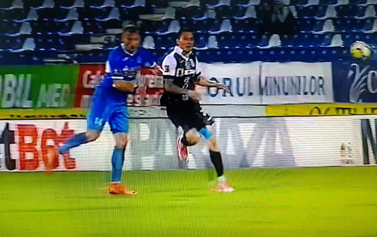 FOTO Emoții la Iași-Craiova: fotbalistul a fost dus cu ambulanța la spital