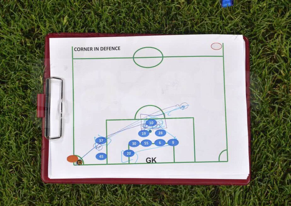 FOTO 5 imagini de senzație surprinse aseară, în Gruia, la sărbătoarea celor de la CFR Cluj: Dan Petrescu a uitat tactica pe gazon :)