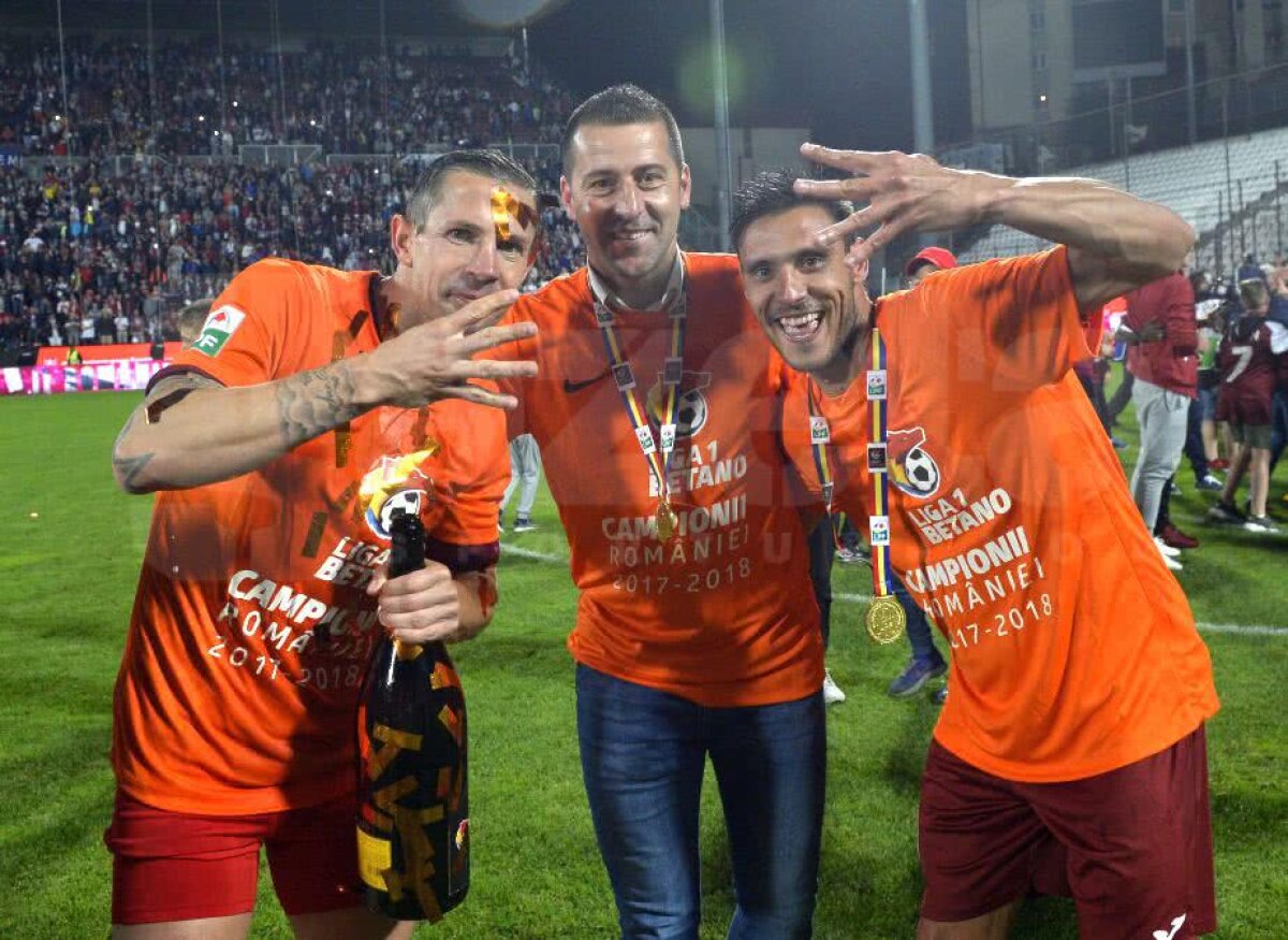 FOTO 5 imagini de senzație surprinse aseară, în Gruia, la sărbătoarea celor de la CFR Cluj: Dan Petrescu a uitat tactica pe gazon :)