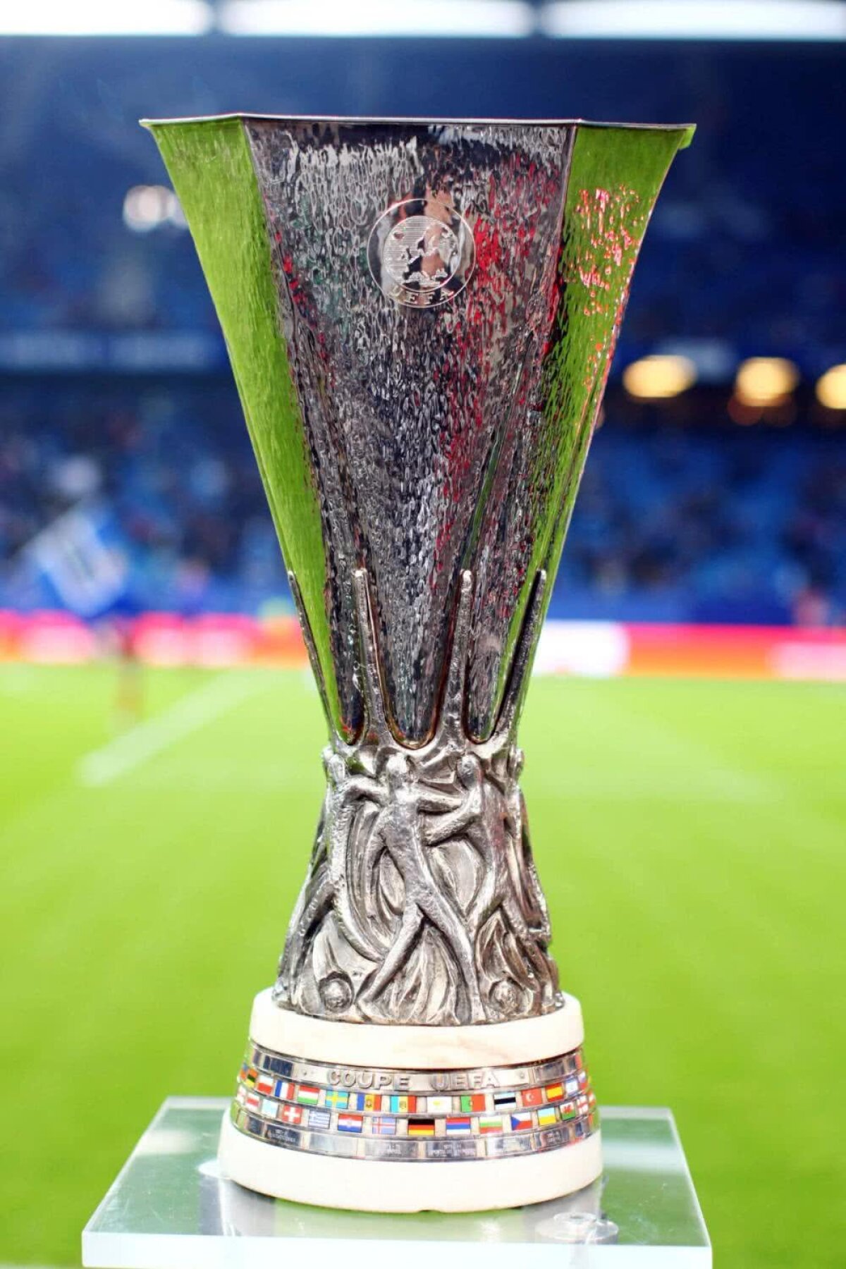GALERIE FOTO Trofeul pentru câștigătoarea Ligii a 2-a aduce cu cel din Europa League 