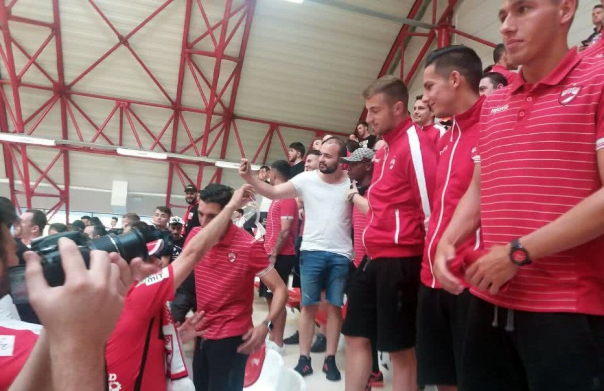 VIDEO+FOTO Titularii lui Bratu i-au făcut galerie echipei de handbal la derby-ul cu Steaua, cu mai puțin de 3 ore înaintea jocului cu Voluntari