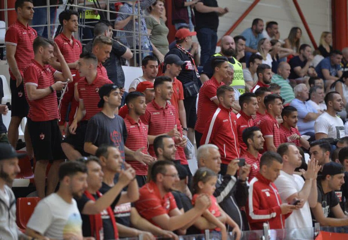VIDEO+FOTO Titularii lui Bratu i-au făcut galerie echipei de handbal la derby-ul cu Steaua, cu mai puțin de 3 ore înaintea jocului cu Voluntari