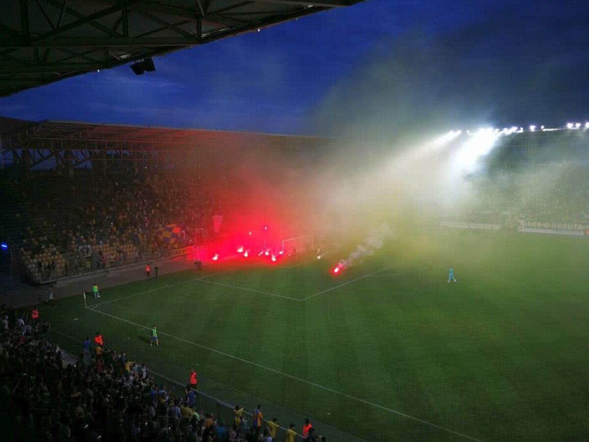 FOTO Scenografie IMPRESIONANTĂ a fanilor ploieșteni, la sărbătoarea promovării în Liga a 2-a » 9.000 de oameni au creat o atmosferă unică