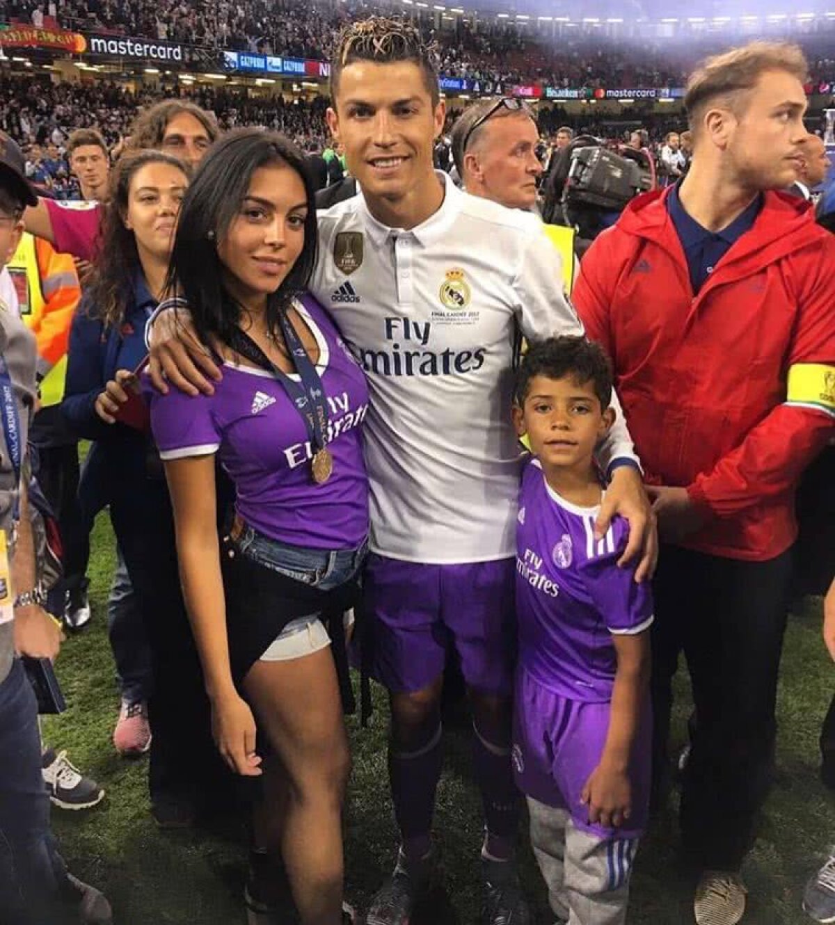 FOTO Trofeu și pentru Georgina » Sărut pătimaș pentru Ronaldo: a sărbătorit cu iubita victoria din Liga Campionilor