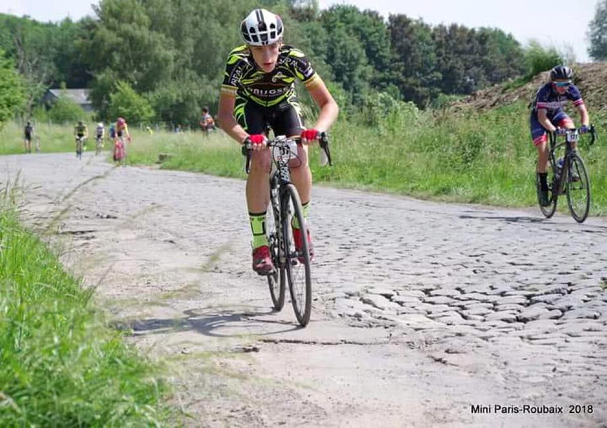 FOTO Poveste pe pavate » Performanță remarcabilă reușită de un român în Mini Parix-Roubaix