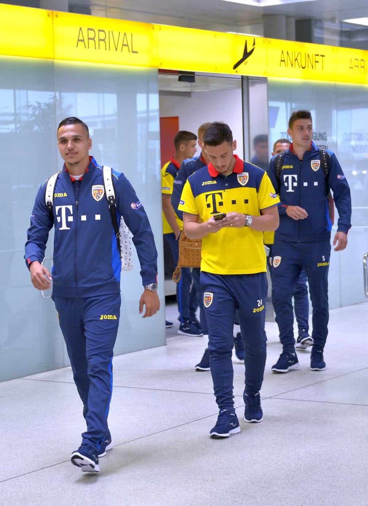 CORESPONDENȚĂ DIN AUSTRIA // GALERIE FOTO Naționala României a ajuns la Graz, locul amicalului cu Chile » Ce "tricolor" a fost în centrul atenției