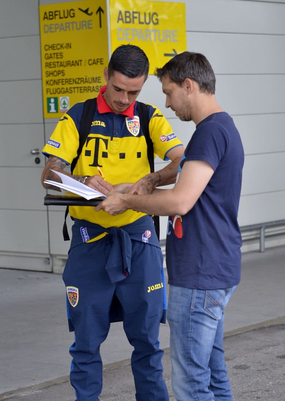 CORESPONDENȚĂ DIN AUSTRIA // GALERIE FOTO Naționala României a ajuns la Graz, locul amicalului cu Chile » Ce "tricolor" a fost în centrul atenției