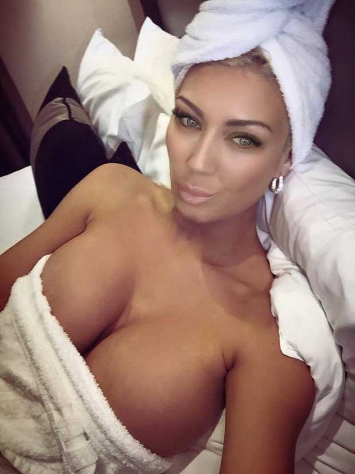 GALERIE FOTO Roksana Gantova, apariţie răvăşitoare! Sânii imenşi îi ies din decolteu