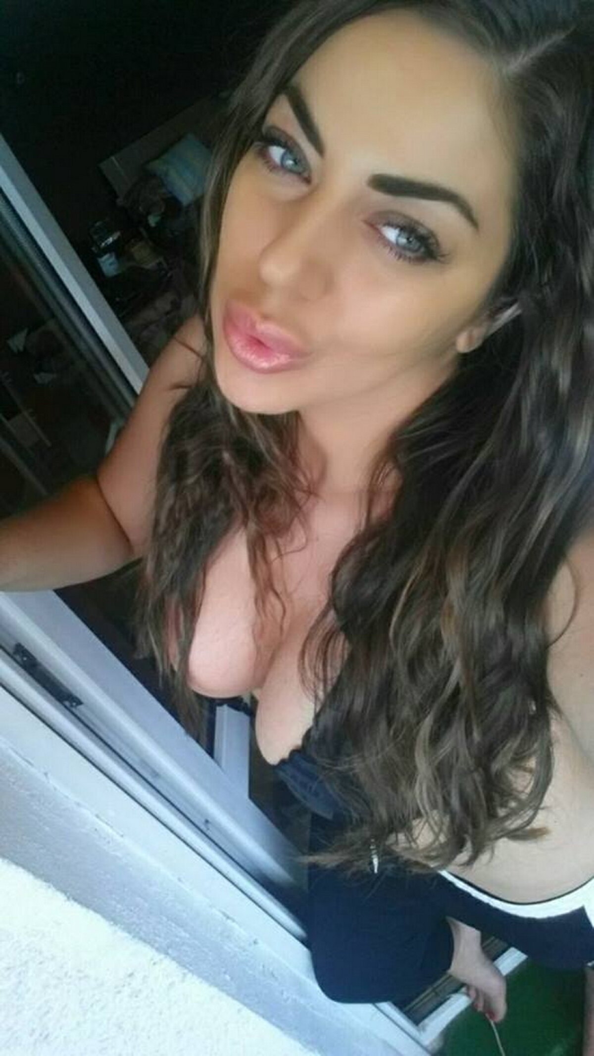 GALERIE FOTO Roksana Gantova, apariţie răvăşitoare! Sânii imenşi îi ies din decolteu