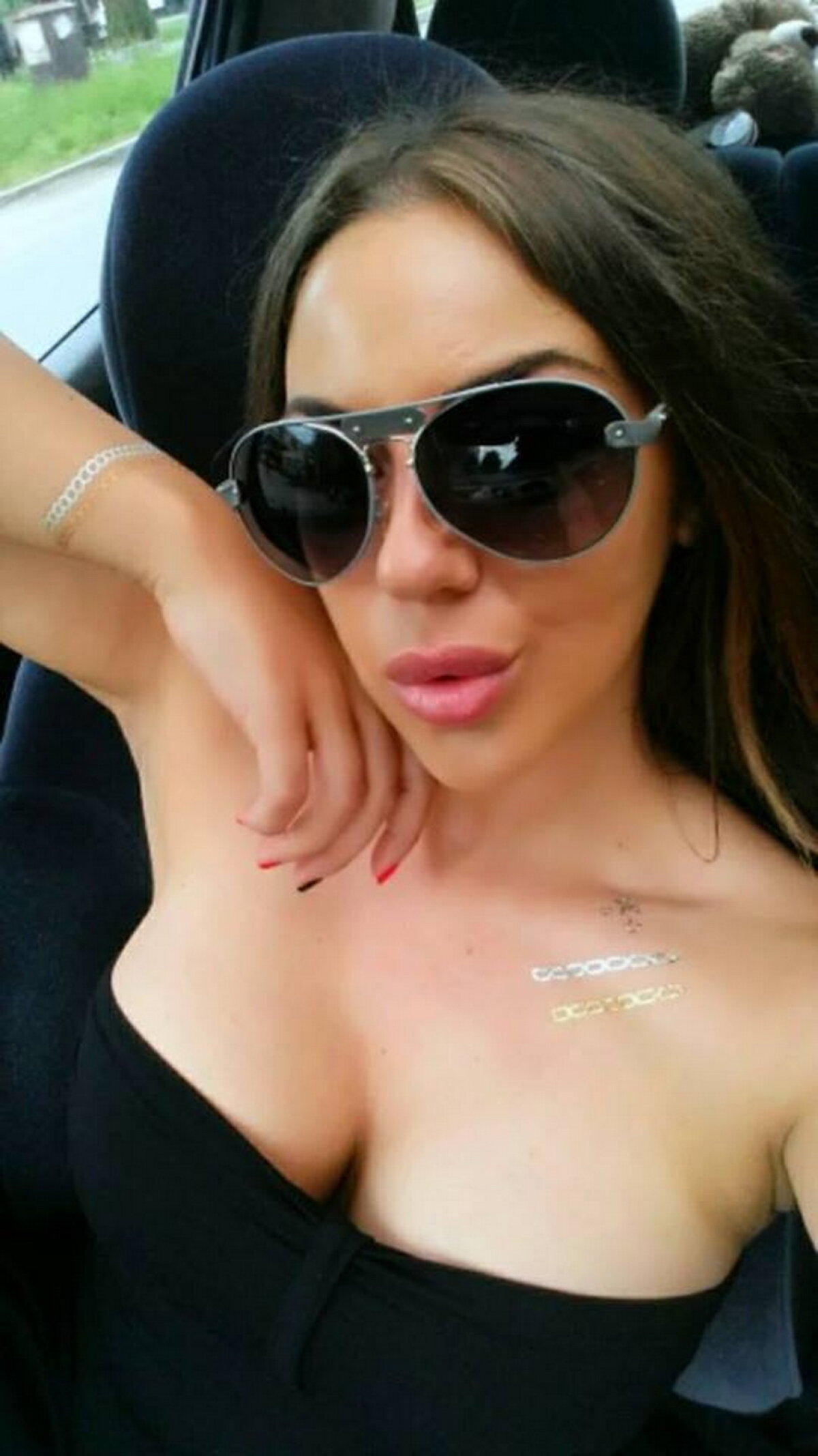 GALERIE FOTO Roksana Gantova, apariţie răvăşitoare! Sânii imenşi îi ies din decolteu