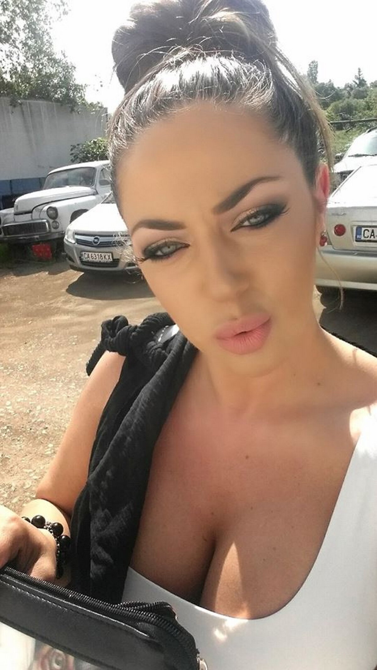 GALERIE FOTO Roksana Gantova, apariţie răvăşitoare! Sânii imenşi îi ies din decolteu