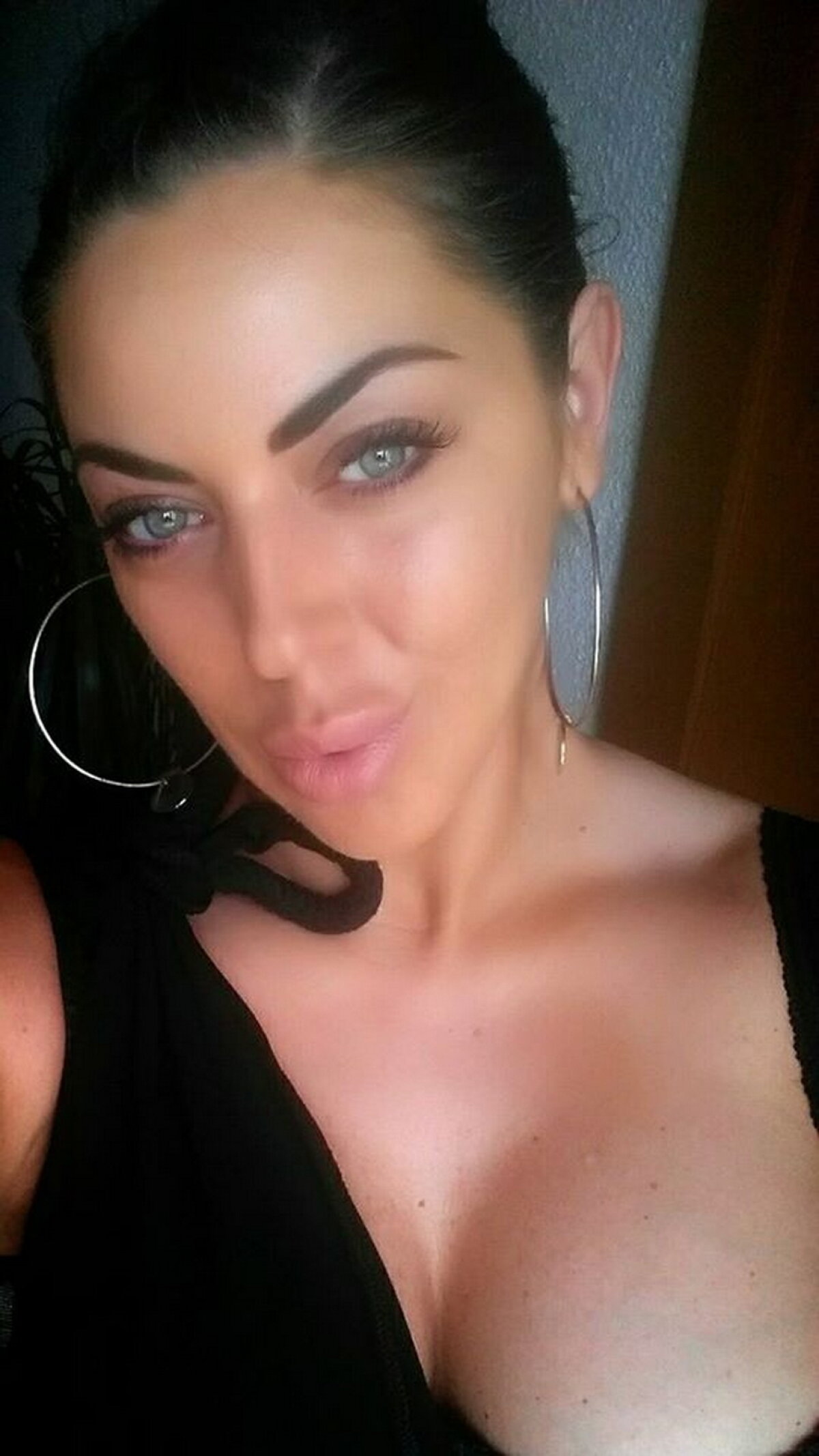 GALERIE FOTO Roksana Gantova, apariţie răvăşitoare! Sânii imenşi îi ies din decolteu