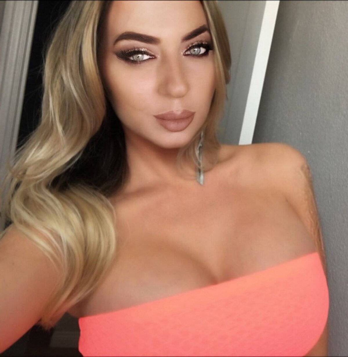 GALERIE FOTO Roksana Gantova, apariţie răvăşitoare! Sânii imenşi îi ies din decolteu