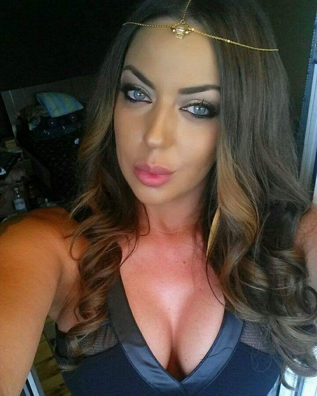 GALERIE FOTO Roksana Gantova, apariţie răvăşitoare! Sânii imenşi îi ies din decolteu
