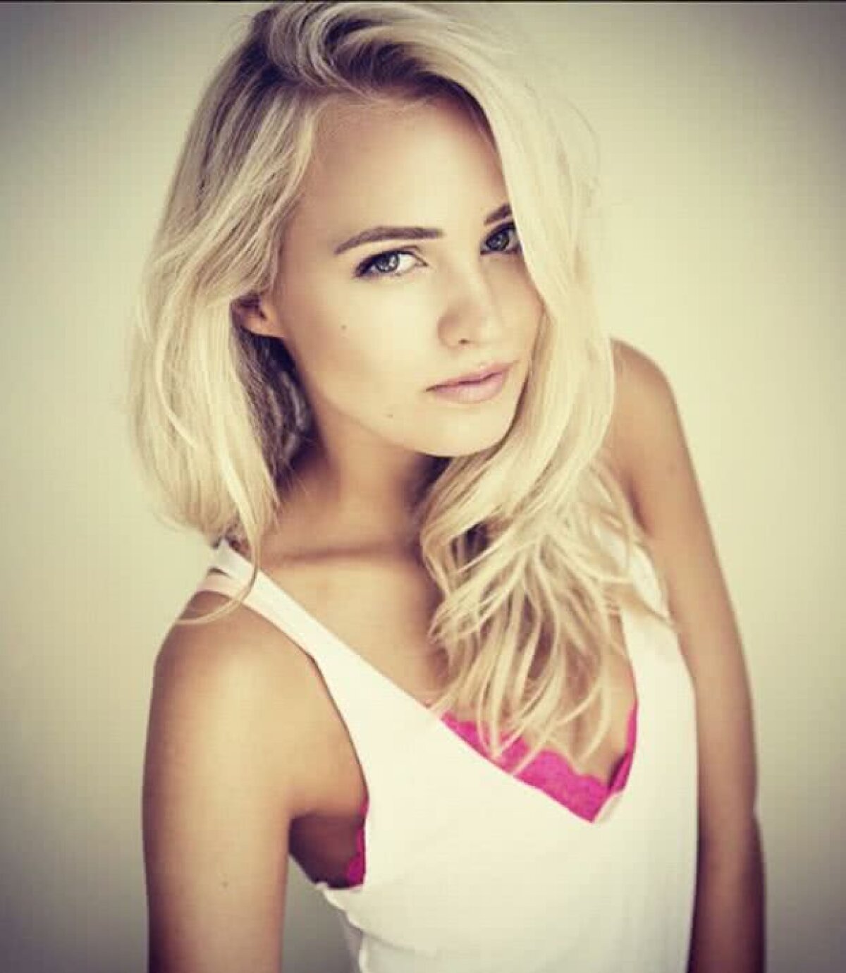 FOTO Ea îl face pe Karius să uite gafele » Iubita superbă a portarului lui Liverpool