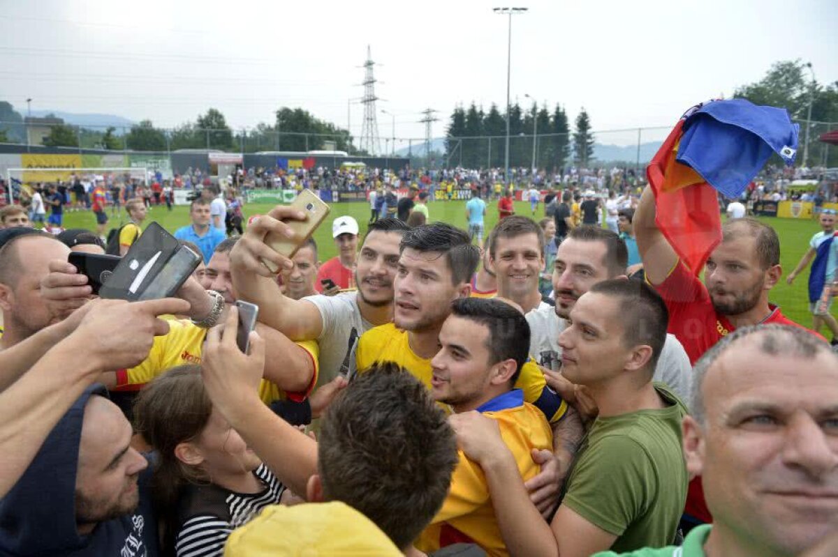 GALERIE FOTO + VIDEO Stanciu și Budescu, "sufocați" de suporteri pe gazon, după amicalul cu Chile + Contra a rămas fără jachetă