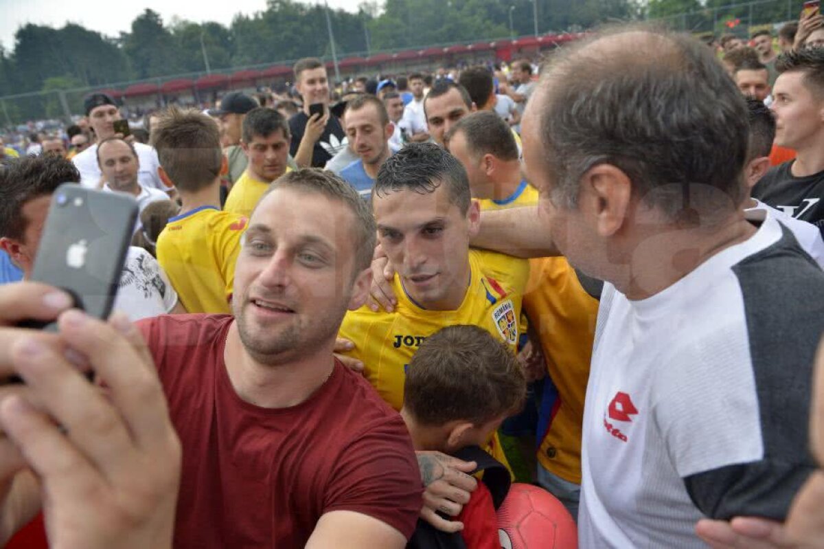 GALERIE FOTO + VIDEO Stanciu și Budescu, "sufocați" de suporteri pe gazon, după amicalul cu Chile + Contra a rămas fără jachetă