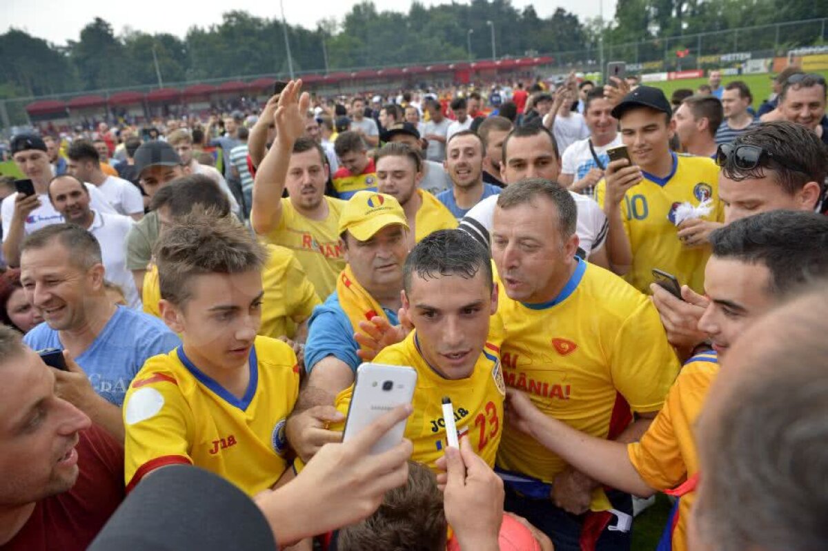 GALERIE FOTO + VIDEO Stanciu și Budescu, "sufocați" de suporteri pe gazon, după amicalul cu Chile + Contra a rămas fără jachetă