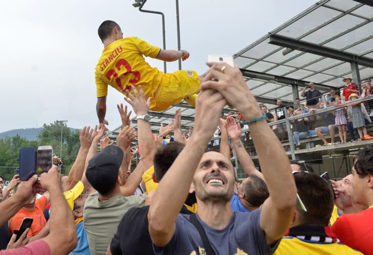 GALERIE FOTO + VIDEO Stanciu și Budescu, "sufocați" de suporteri pe gazon, după amicalul cu Chile + Contra a rămas fără jachetă