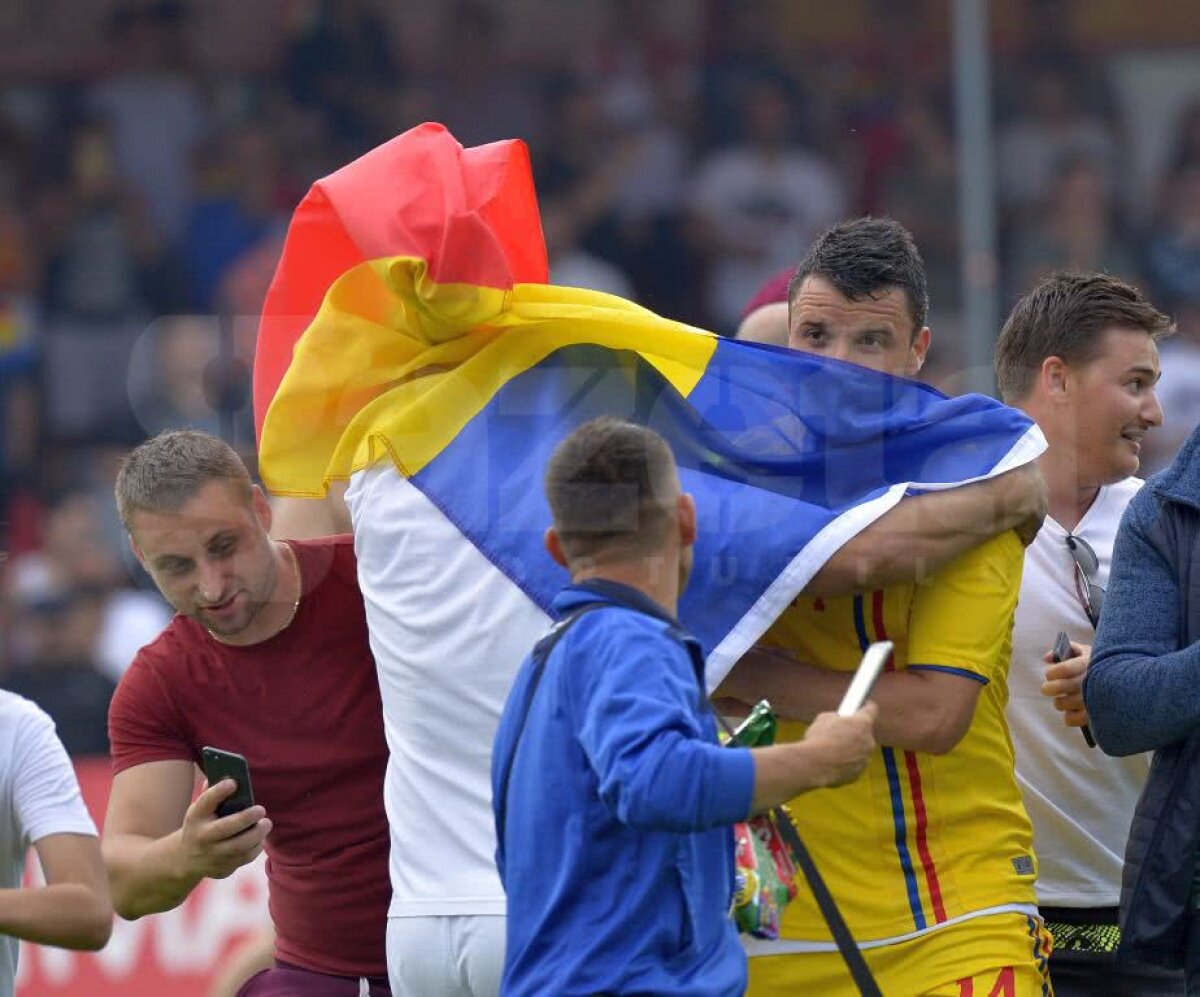 GALERIE FOTO + VIDEO Stanciu și Budescu, "sufocați" de suporteri pe gazon, după amicalul cu Chile + Contra a rămas fără jachetă