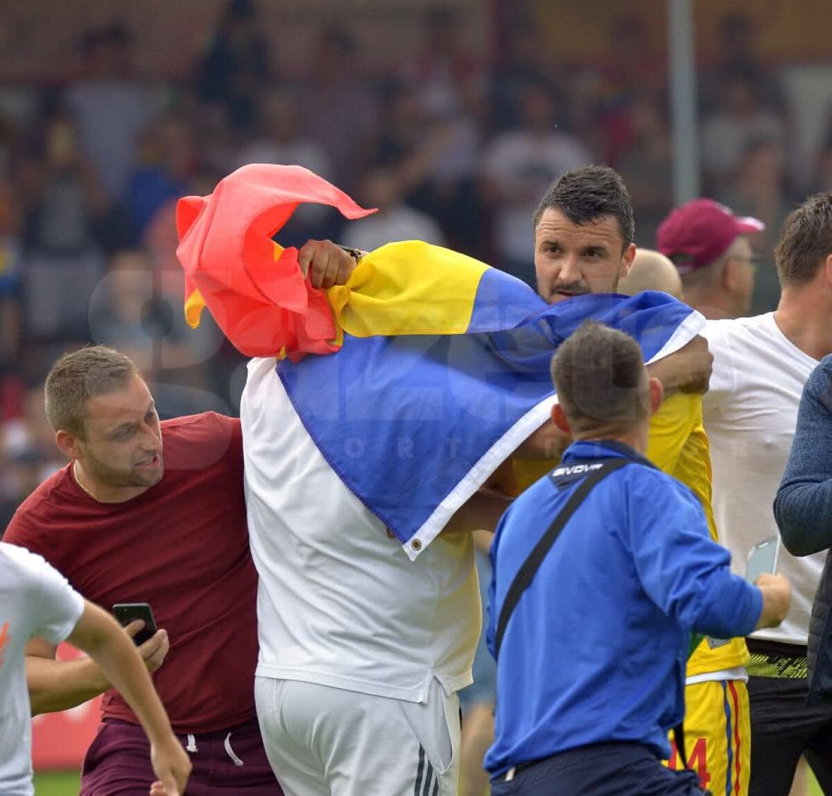 GALERIE FOTO + VIDEO Stanciu și Budescu, "sufocați" de suporteri pe gazon, după amicalul cu Chile + Contra a rămas fără jachetă