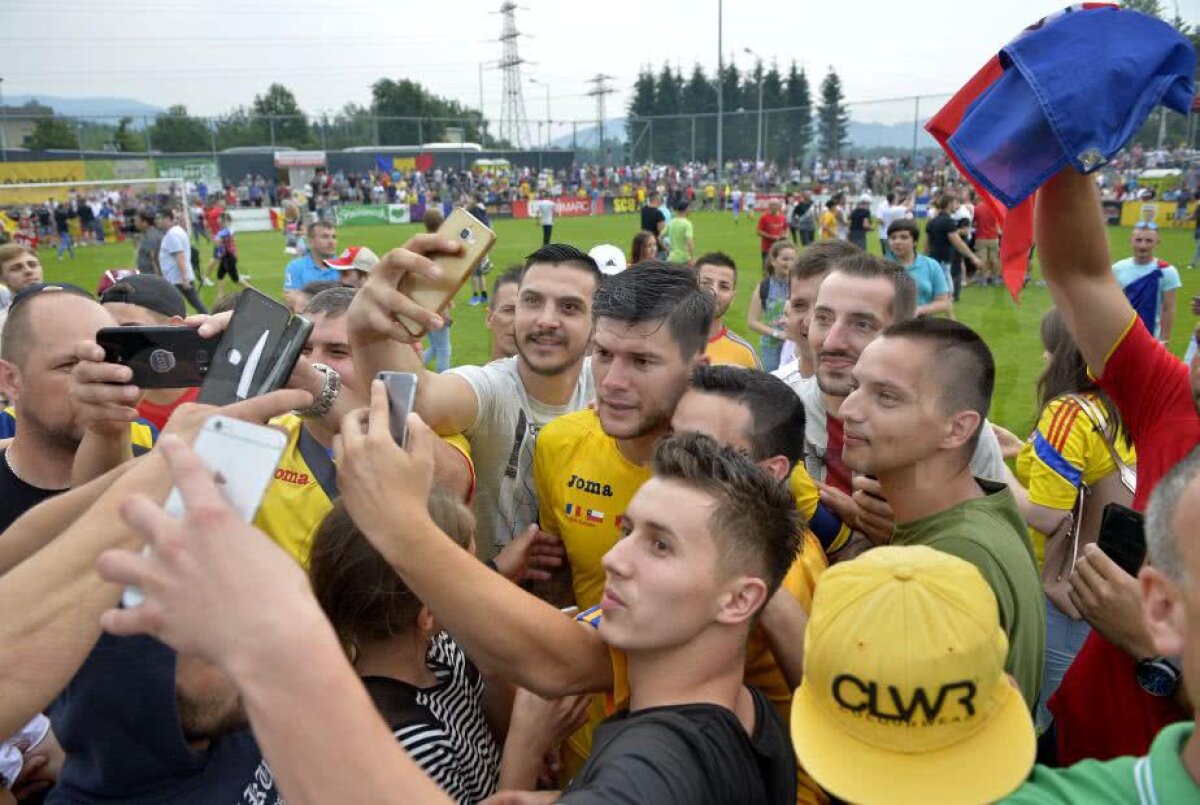 GALERIE FOTO + VIDEO Stanciu și Budescu, "sufocați" de suporteri pe gazon, după amicalul cu Chile + Contra a rămas fără jachetă