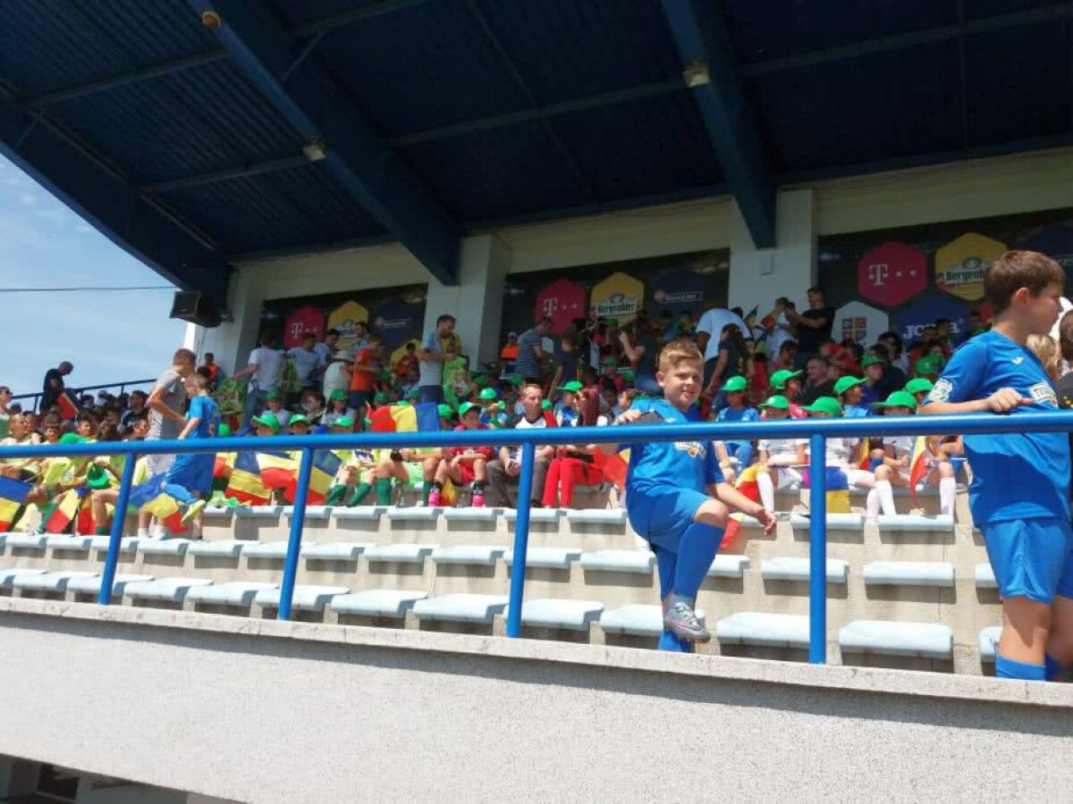 VIDEO+FOTO De Ziua Copilului peste 400 de puști au asistat la antrenamentul naționalei României