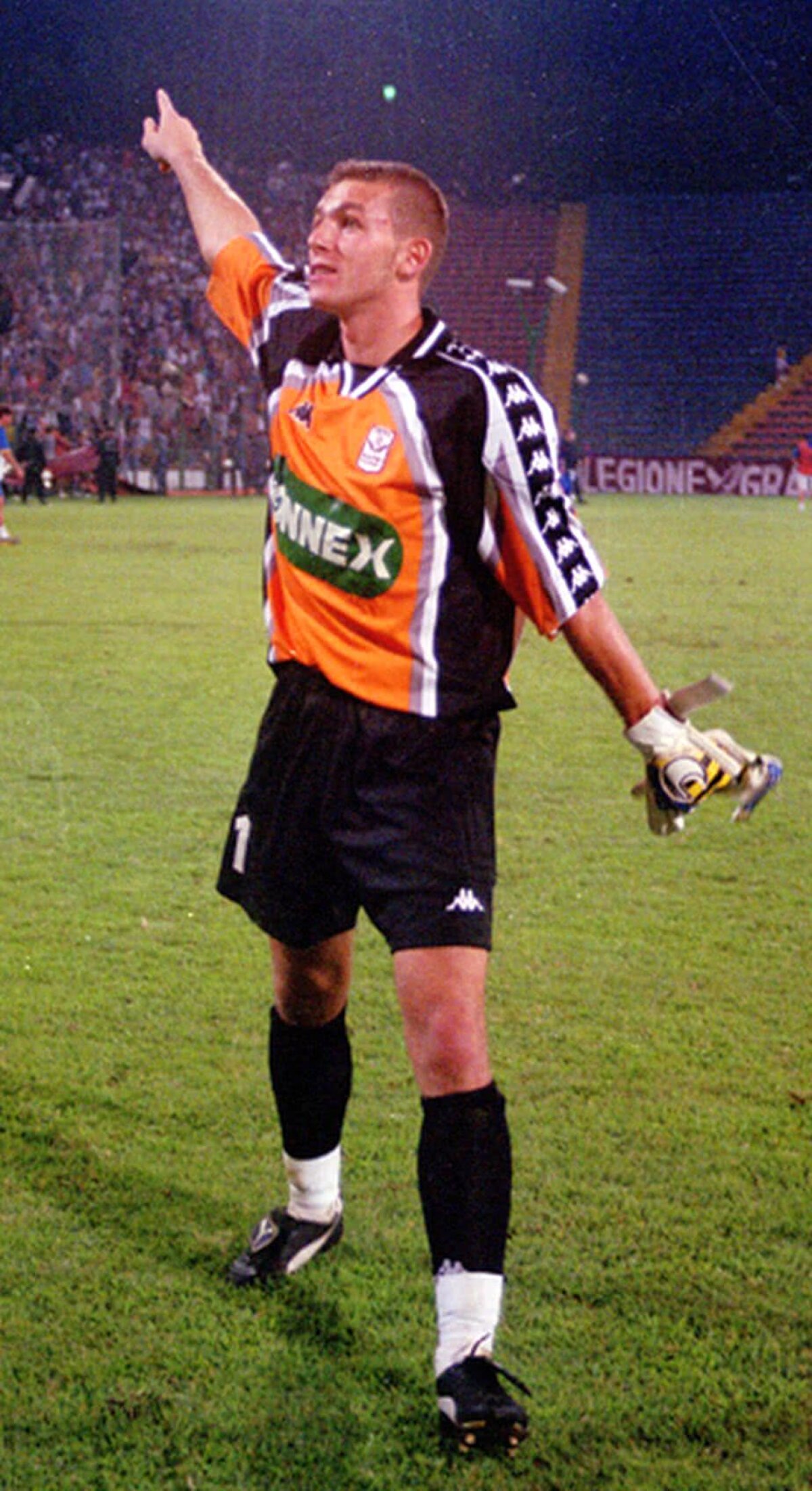 GALERIE FOTO + VIDEO Bogdan Lobonț și-a anunțat retragerea din fotbal printr-o scrisoare emoționantă: "Legați-vă centurile, se pleacă într-o nouă aventură și mai frumoasă" » FRF îi pregătește o festivitate la meciul cu Finlanda