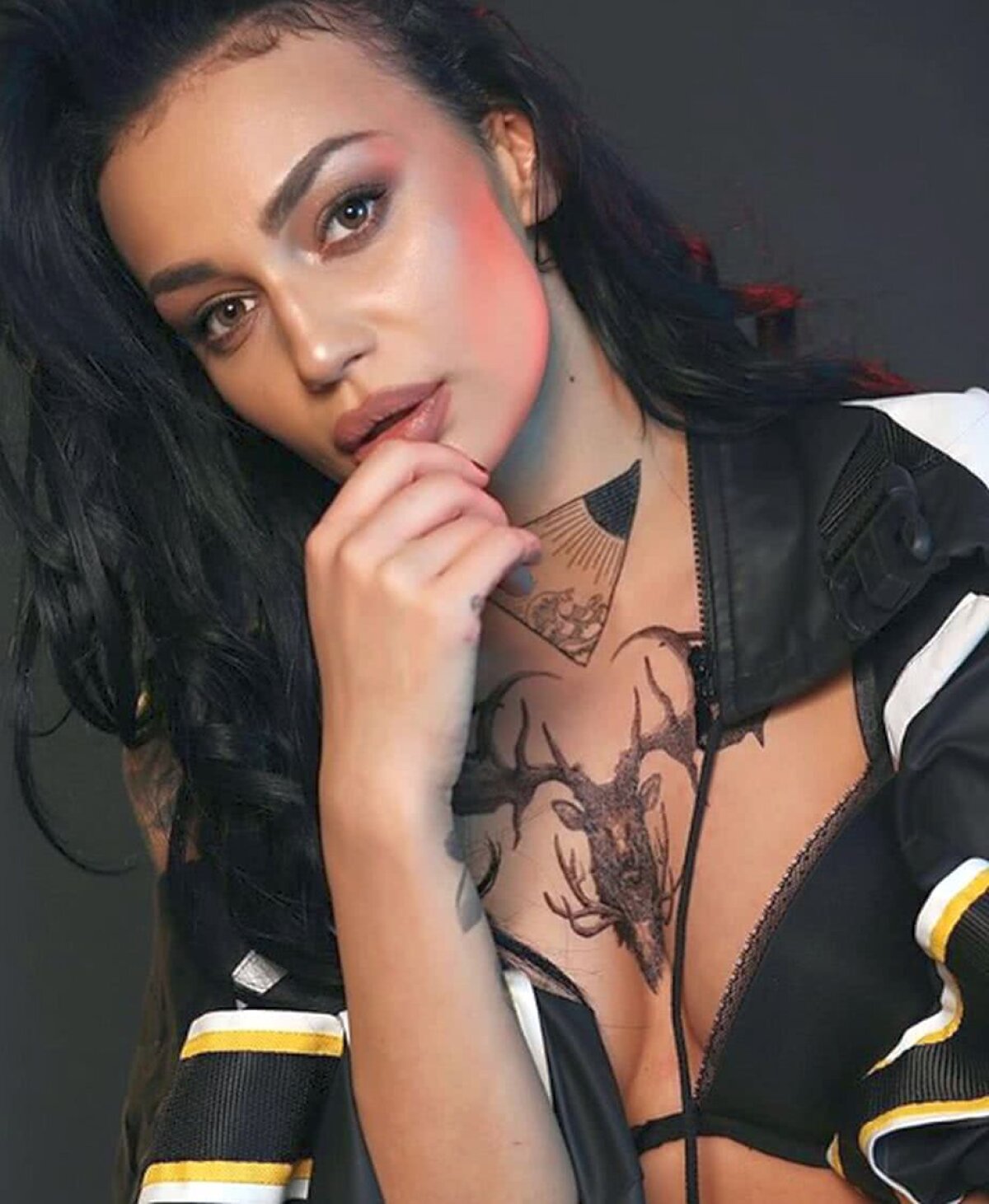 GALERIE FOTO Senzuala Andreea Olaru nu stă nicio zi fără sală » Secretele corpului de invidiat