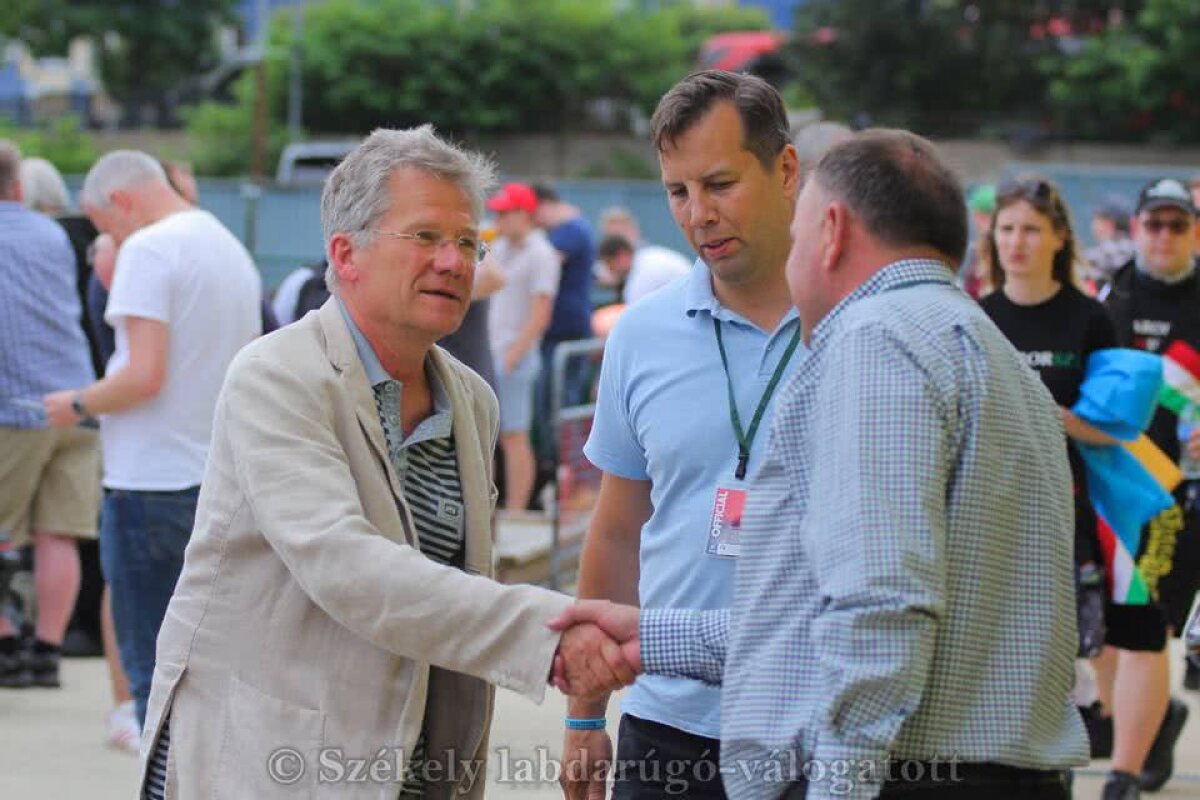 GALERIE FOTO Un fost selecționer al României, alături de echipa Ținutului Secuiesc la Mondialul "naționalelor" neafiliate FIFA