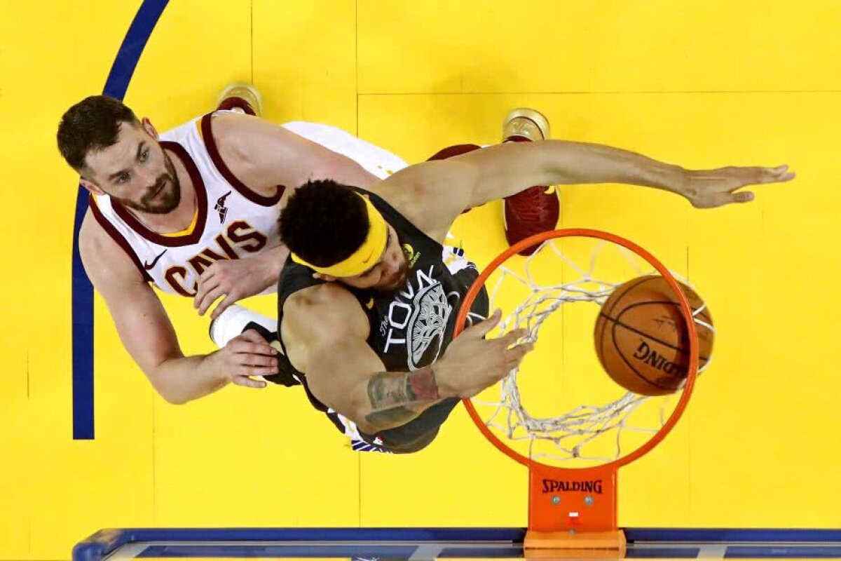 VIDEO+FOTO Golden State vs. Cleveland Cavaliers 2-0 » James nu poate singur! Curry se distrează în meciul doi și o apropie pe Golden State de un nou titlu