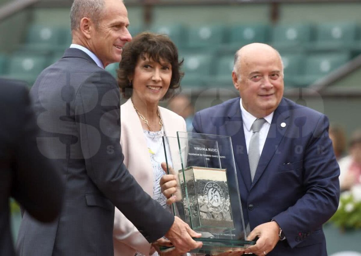 CORESPONDENȚĂ DIN PARIS // GALERIE FOTO 40 de ani de la unicul titlu de Mare Șlem cucerit de o româncă » Virginia Ruzici a fost premiată la Paris