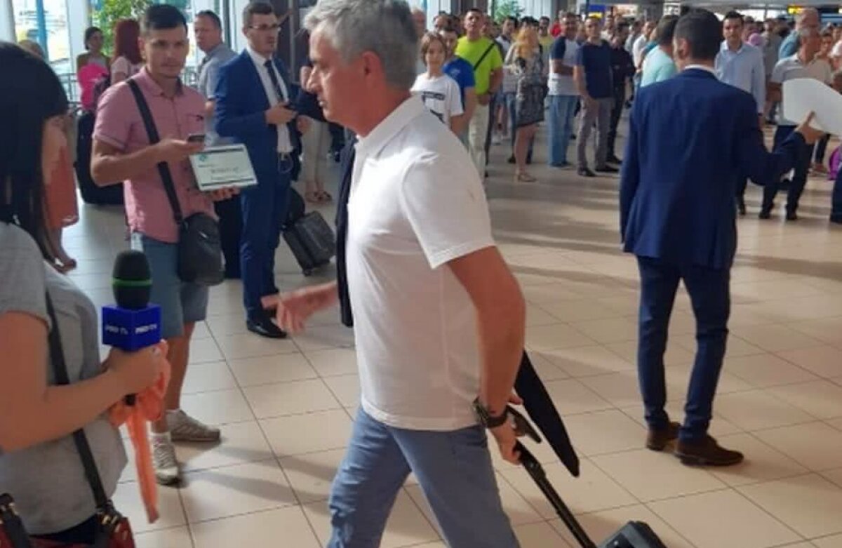 ROMÂNIA - FINLANDA // VIDEO+FOTO Mourinho e în România » Secvențe amuzante la sosirea la Ploiești: cine i-a sărit de gât + declarațiile marelui antrenor