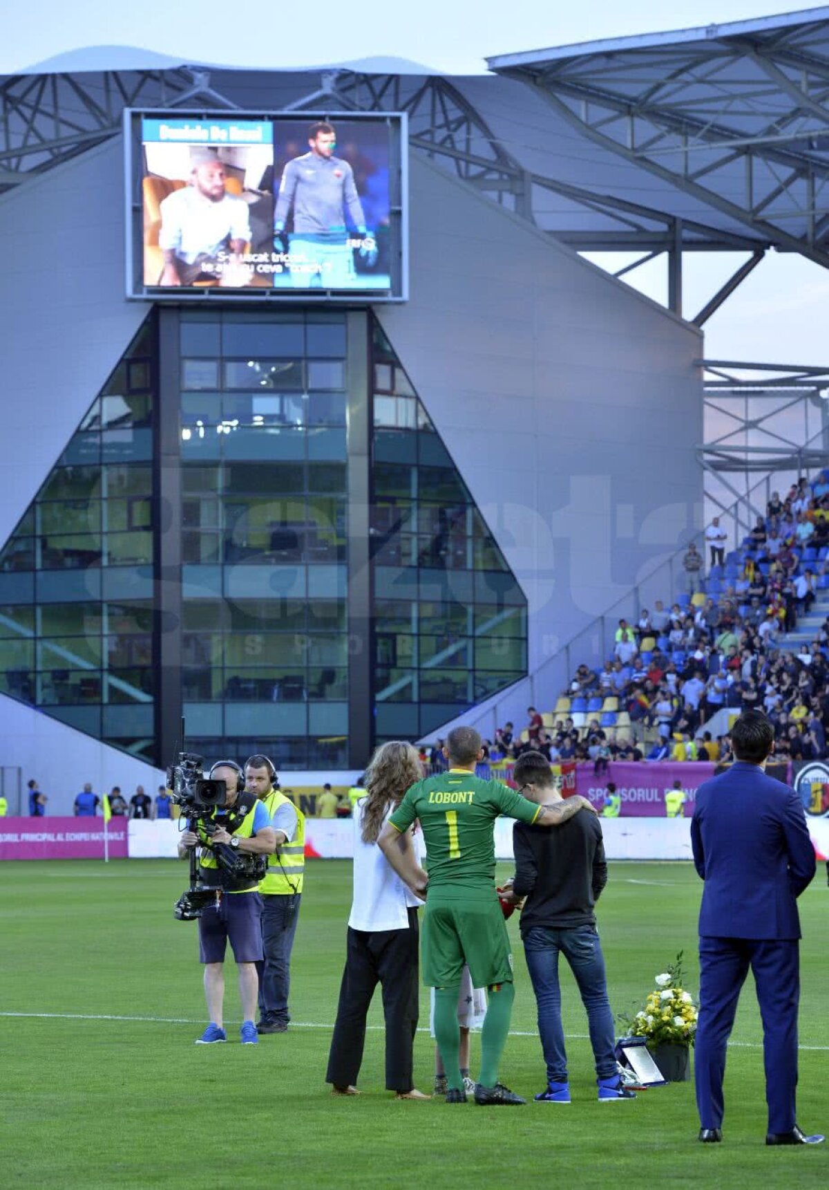 ROMÂNIA - FINLANDA // VIDEO+FOTO Lobonț ovaționat de un stadion arhiplin la retragere » Mesaje emoționante, plachete și lacrimi