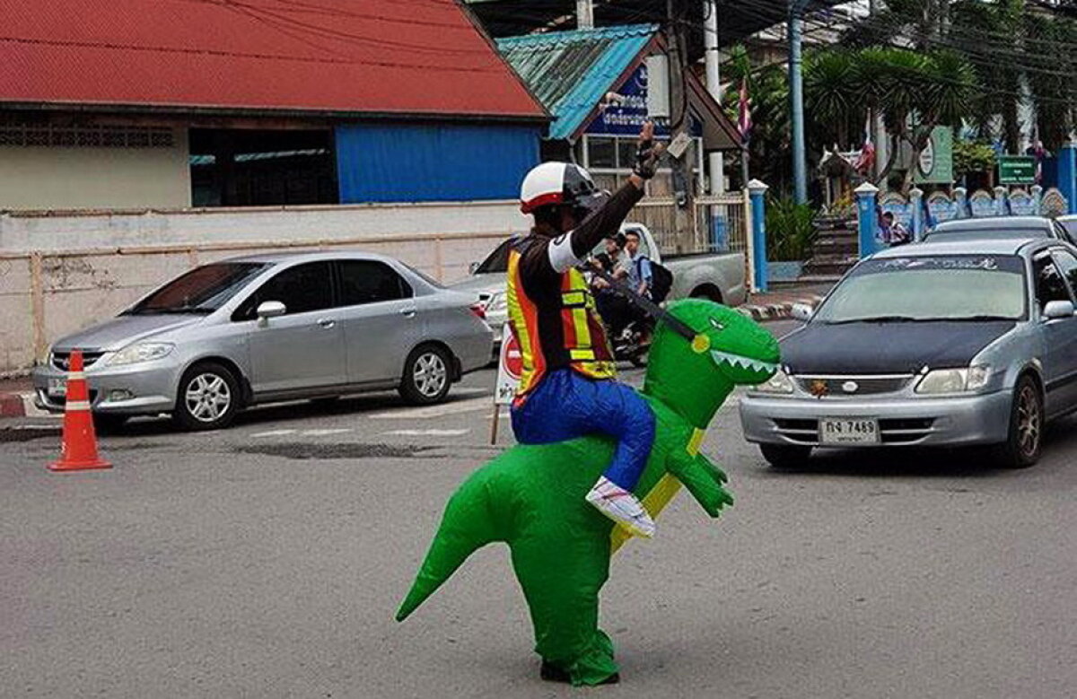 FOTO Un poliţist s-a deghizat în dinozaur pentru a mişcora numărul accidentelor