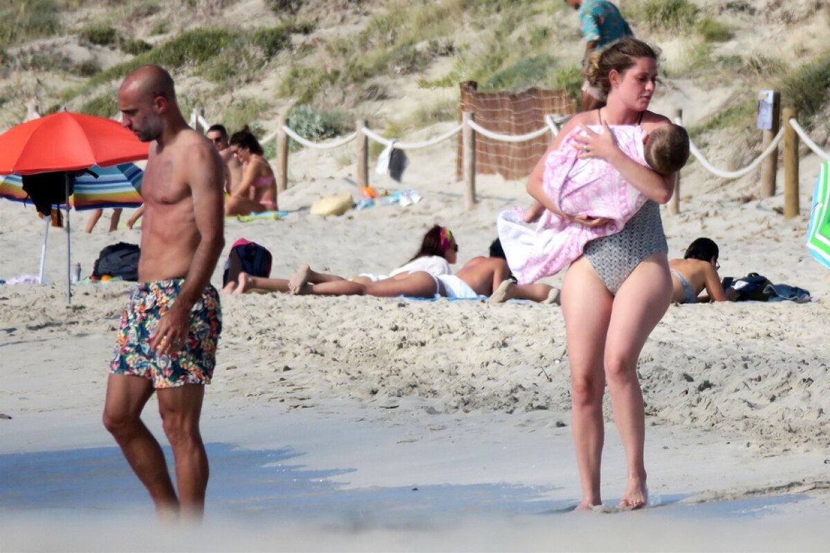 GALERIE FOTO Soţia lui Pablo Zabaleta, în poziţii provocatoare pe plaja din Formentera