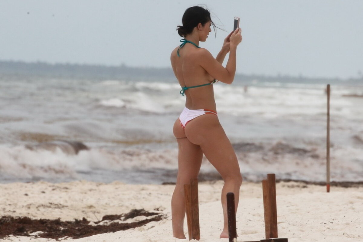 GALERIE FOTO O brunetă care iubeşte fitness-ul a făcut senzaţie la plajă! Fotografiile sunt superbe!