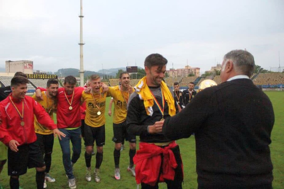 FOTO Aproape de Liga a 3-a! Jucătorii de la AS SR Brașov au fost premiați pentru câștigarea Ligii a 4-a și așteaptă duelul de la baraj 