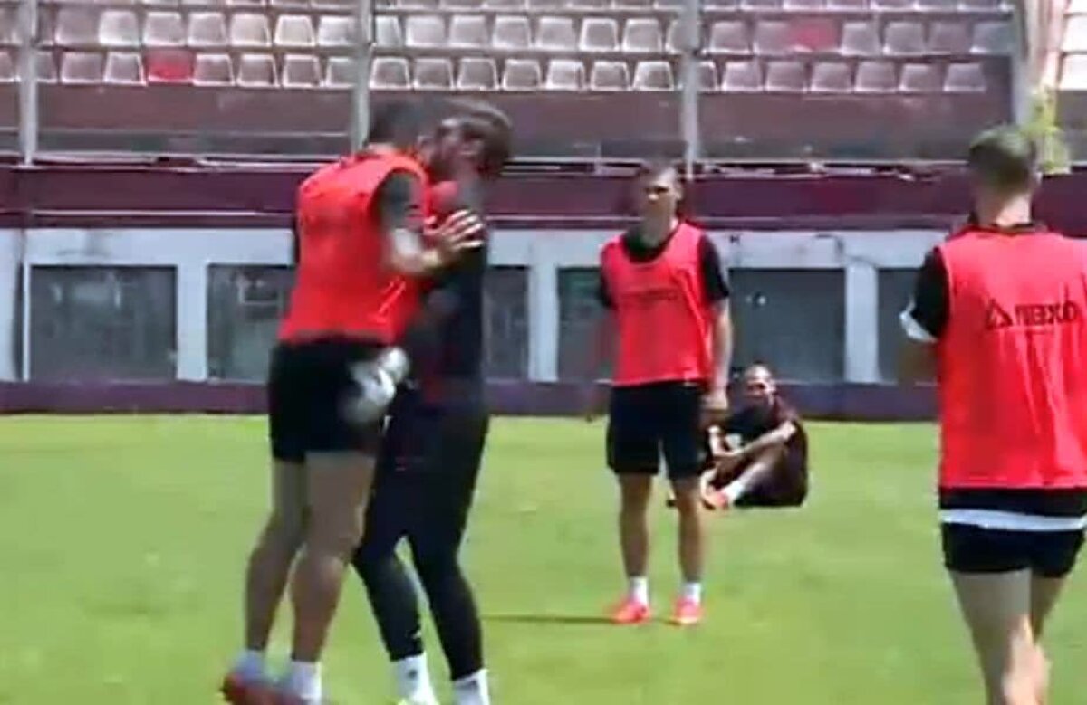 FOTO Bătaie la antrenamentul Rapidului » Doi jucători s-au încăierat în fața antrenorului