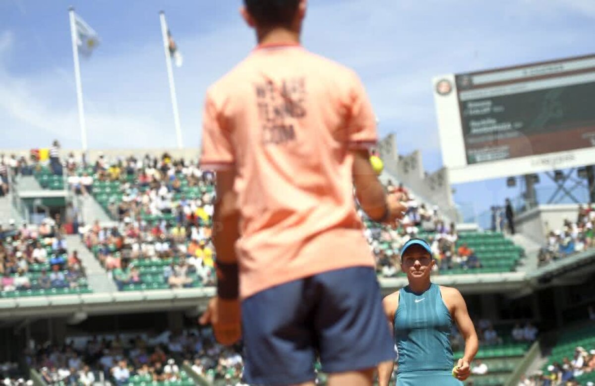 Simona Halep o surclasează pe Garbine Muguruza și e în a treia finală de Roland Garros din carieră! VICTORIE imensă: își păstrează și numărul 1 mondial!