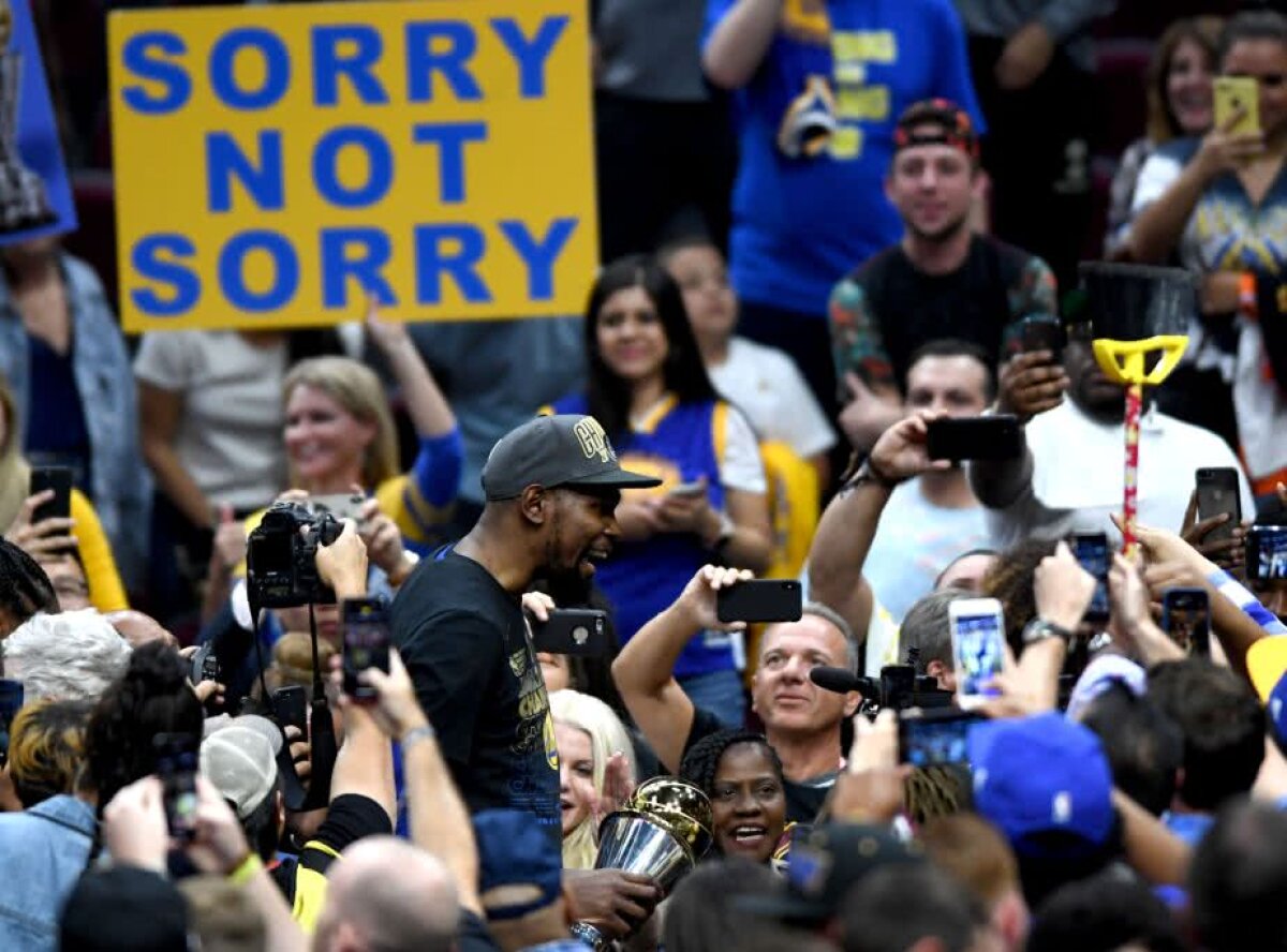 VIDEO+FOTO Cleveland Cavaliers vs. Golden State 0-4 » Măturați! Golden State își păstrează titlul după ce o demolează pe Cleveland, 108-85 » Durant MVP, LeBron își caută echipă