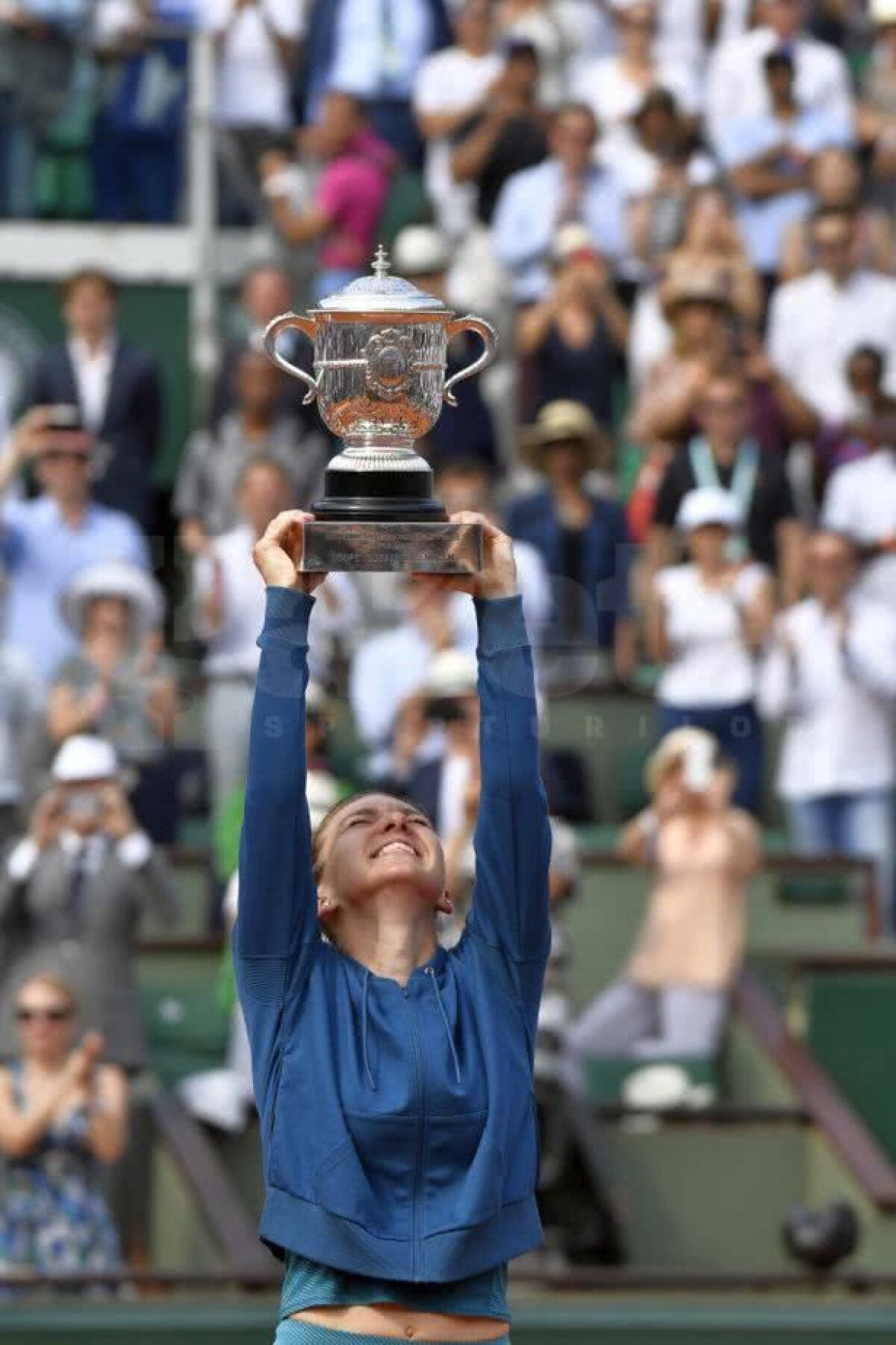 SIMONA HALEP A CÂȘTIGAT ROLAND GARROS // GALERIE FOTO A plâns și a sărutat trofeul de o mie de ori! Bucurie fără seamăn a Simonei Halep după titlul de la Roland Garros