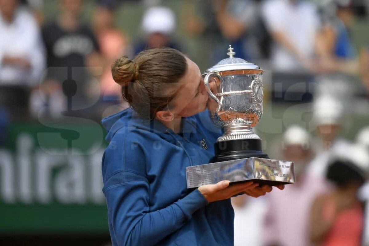 SIMONA HALEP A CÂȘTIGAT ROLAND GARROS // GALERIE FOTO A plâns și a sărutat trofeul de o mie de ori! Bucurie fără seamăn a Simonei Halep după titlul de la Roland Garros