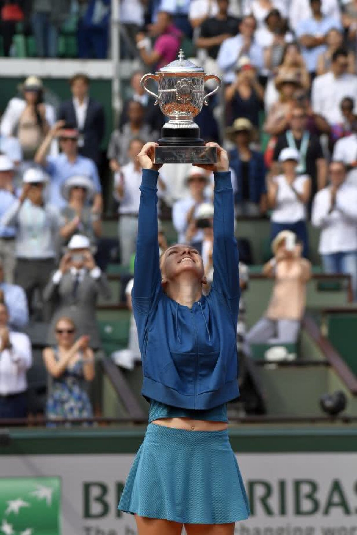 SIMONA HALEP A CÂȘTIGAT ROLAND GARROS // GALERIE FOTO A plâns și a sărutat trofeul de o mie de ori! Bucurie fără seamăn a Simonei Halep după titlul de la Roland Garros