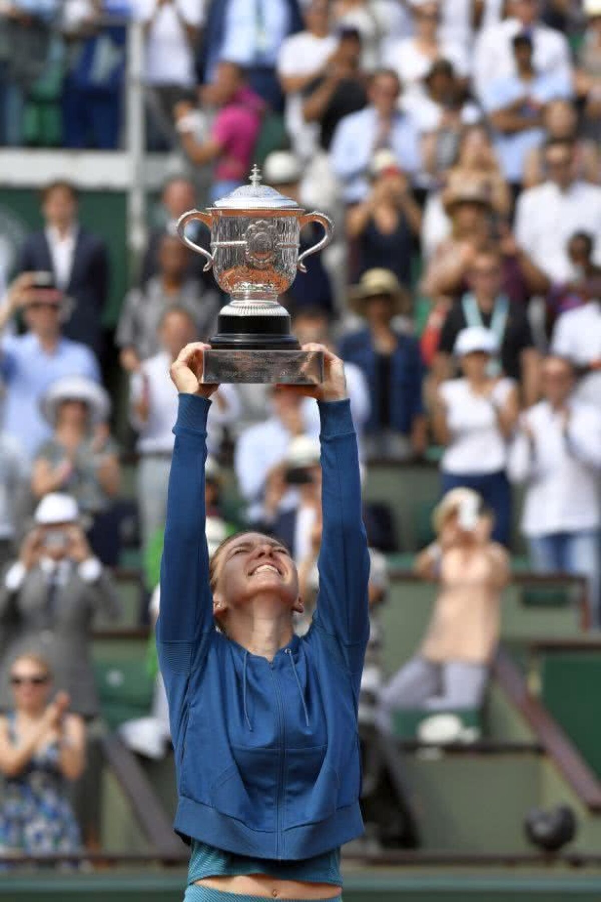 SIMONA HALEP A CÂȘTIGAT ROLAND GARROS // GALERIE FOTO A plâns și a sărutat trofeul de o mie de ori! Bucurie fără seamăn a Simonei Halep după titlul de la Roland Garros