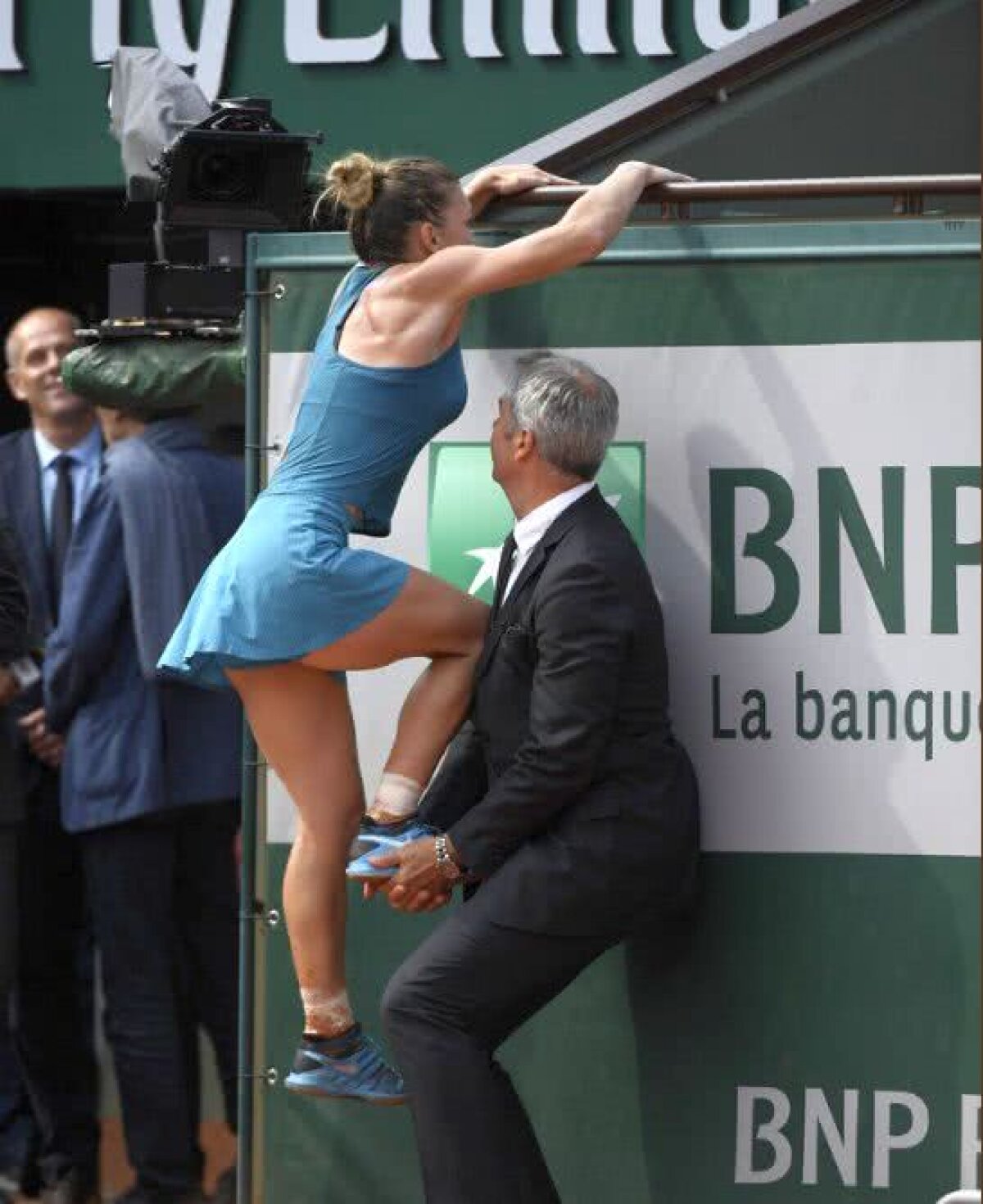 SIMONA HALEP A CÂȘTIGAT ROLAND GARROS // FOTO Cățărarea către primul Grand Slam! Imaginile care nu s-au văzut la TV » I-a făcut "scară" Simonei Halep după finala câștigată