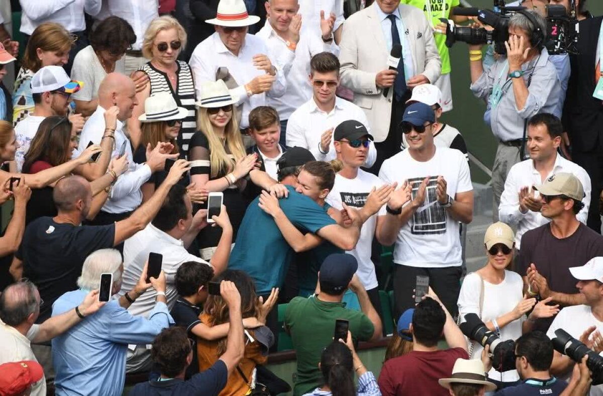 SIMONA HALEP A CÂȘTIGAT ROLAND GARROS // FOTO Cățărarea către primul Grand Slam! Imaginile care nu s-au văzut la TV » I-a făcut "scară" Simonei Halep după finala câștigată